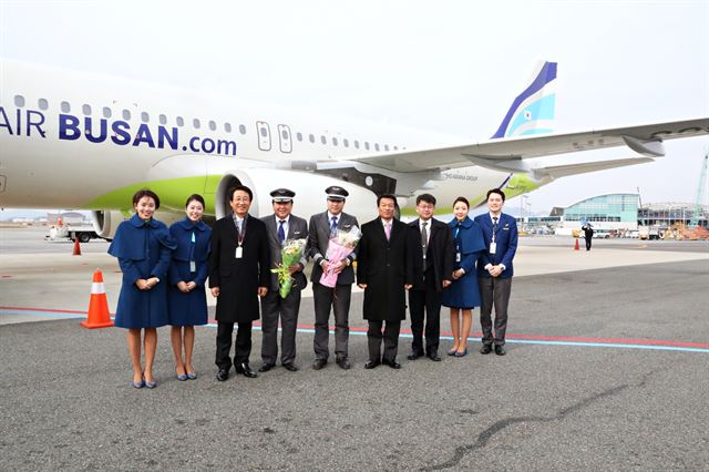 에어부산은 20일 오후 1시 김해국제공항 국내선 주기장에서 한태근 대표(왼쪽서 세 번째)를 비롯한 임직원들이 참석한 가운데 신규 항공기 도입식을 가졌다. 에어부산 제공