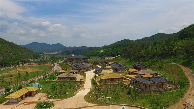 경북 청송군 부동면 주왕산로에 위치한 청송한옥 민예촌 전경. 청송군제공