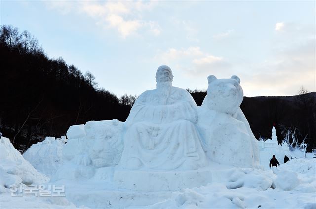 태백산눈축제장에 조성중인 눈 조각상.