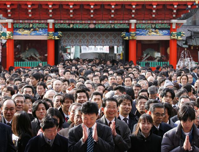 일본 도쿄 시내에 위치한 간다 묘진 신사에 직장인들이 한 해 행운을 빌기 위해 가득 들어차 있다. 경제 수준에 비해 행복도가 떨어지는 대표적 ‘행복 후진국’ 일본은 중앙정부는 물론 지방자치단체가 나서 주민 행복도를 끌어올리기 위해 노력하고 있다. 한국일보 자료사진