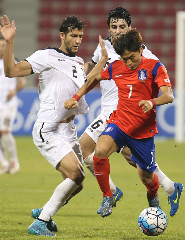 문창진이 20일(한국시간) 카타르 도하 알 아라비 스포츠 클럽에서 열린 2016 아시아축구연맹(AFC) U-23 챔피언십 C조 예선 이라크와의 마지막 경기에서 드리블 돌파를 시도하고 있다. 도하=연합뉴스