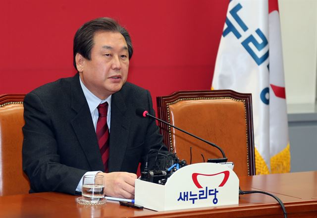 김무성 새누리당 대표가 21일 국회에서 기자간담회를 열고 있다. 김 대표는 안대희 전 대법관을 지명직 최고위원에 지명하고, 총선불출마 의사를 밝힌 문대성 의원의 인천지역 출마를 권유하기로 했다고 밝혔다. 연합뉴스