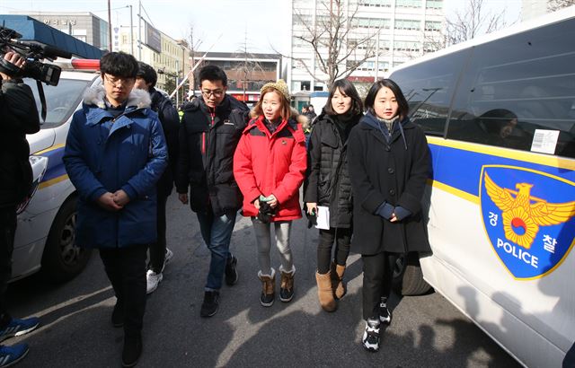 한일 위안부 협상 폐기와 '평화의 소녀상' 이전 반대를 주장하면서 노숙 농성을 해 온 대학생들이 미신고 집회를 벌인 혐의 등으로 이들에게 출석요구서를 발부한 서울 종로경찰서로 21일 오후 출두하고 있다. 연합뉴스