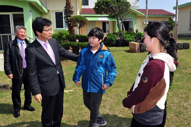 지난해 4월 8일 국토 최남단인 제주 서귀포시 대정읍 마라도의 가파초등학교 마라분교장을 방문한 이석문 제주교육감이 이 학교의 유일한 학생인 6학년 김영주군과 대화하는 모습. 사진=제주도교육청 제공.