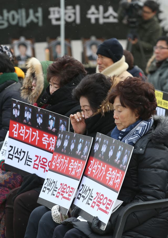 용산참사 유가족들이 23일 오후 용산참사 현장인 서울 용산구 한강로 남일당 건물터에서 열린 7주기 추모집회에서 눈물을 닦고있다. 연합뉴스