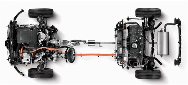 앞(왼쪽)에 엔진과 모터, 6단 DCT를, 뒷좌석 아래에 배터리 팩을 배치한 아이오닉 구조. 현대자동차 제공