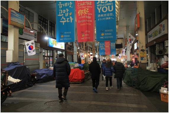 낮에도 가게 상당수가 문을 닿아 썰렁한 서귀포매일올레시장.