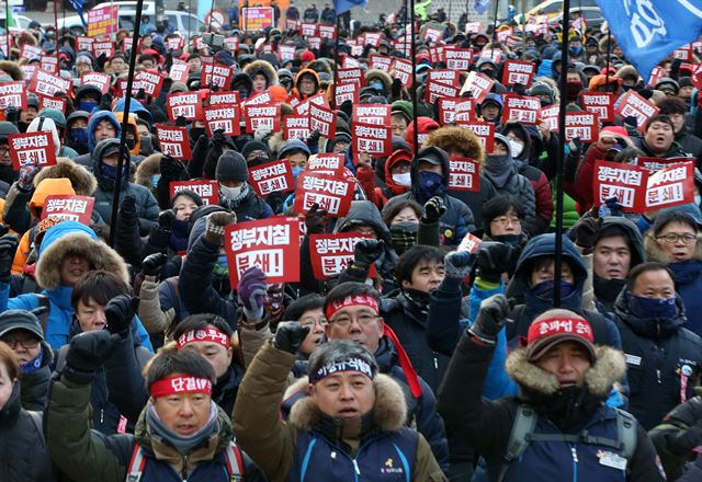 고용노동부의 양대 지침 발표에 반발하는 민주노총 총파업 선포 결의대회 참가자들이 23일 서울광장에 모여 구호를 외치고 있다. 연합뉴스