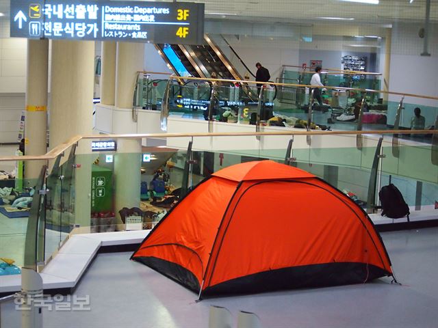 항공기 결항 사흘째인 25일 제주국제공항에 여행용 텐트가 펼쳐졌다. 제주=김형준기자