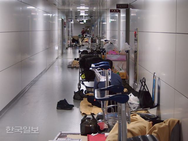 항공기 결항 사흘째인 25일 새벽 제주국제공항 내 복도에서 승객들이 잠을 청하고 있다. 제주=김형준기자