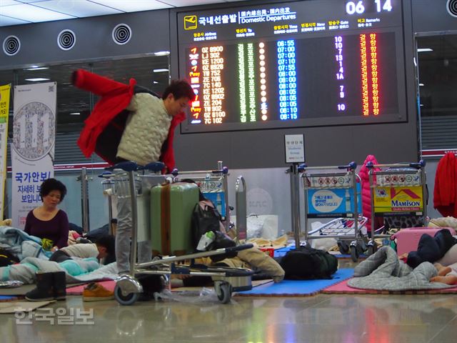 항공기 결항 사흘째인 25일 새벽 제주국제공항 내에서 잠을 청한 승객이 또다시 하루를 시작하고 있다. 제주=김형준기자