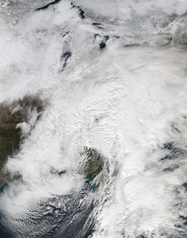 NASA의 인공위성이 촬영한 아메리카 대륙를 덮고 있는 눈폭풍 사진. 이번 한파로 미국에 기록적인 폭설이 내리고 중부아틀랜틱 지역은 많은 사람들이 여행이 금지됐다. UPI 연합뉴스