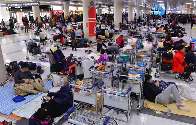 사상 초유의 제주공항 항공기 중단 사태가 3일째 이어진 25일 제주공항 대합실이 항공기 운항재개를 기다리는 이들로 붐비고 있다. 2016.1.25 << 한라일보 제공 >>