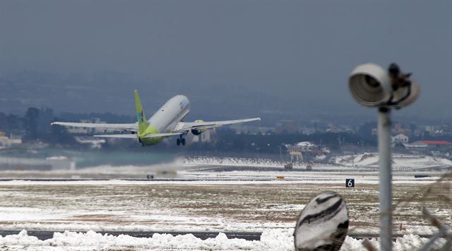 25일 제주공항 항공기 운항이 정상화되면서 여객기들이 속속 제주공항을 떠나고 있다. 제주=연합뉴스