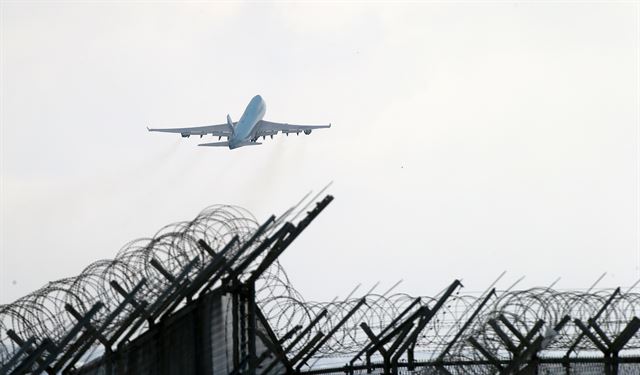 25일 오후 제주공항 항공기 운항이 정상화되면서 비행기들이 속속 공항을 떠나고 있다. 제주=연합뉴스