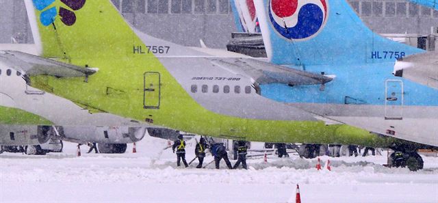 사상 초유의 제주공항 항공기 중단 사태가 3일째 이어진 25일 제주공항 활주로에서 제설작업이 이뤄지고 있다. 2016.1.25 << 한라일보 제공 >>