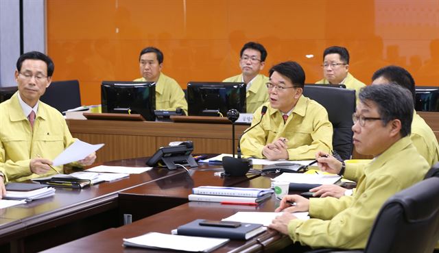 강호인 국토교통부장관이 25일 오전 정부세종청사 국토교통부에 마련된 제주공항체류여객 비상수송대책본부를 방문, 제주를 찾은 관광객들이 불편을 겪지 않도록 최선을 다해달라고 당부하고 있다. 연합뉴스