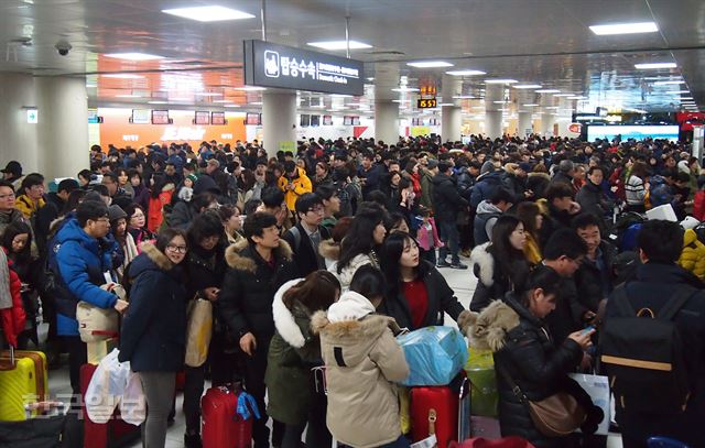 지난 23일 폭설과 한파로 항공기가 잇따라 결항되면서 제주공항이 발이 묶인 관광객들로 꽉 차 있다. 제주=김형준기자 mediaboy@hankookilbo.com