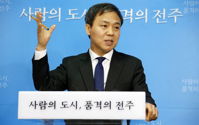 김승수 전주시장이 25일 전주시청 브리핑룸에서 종합경기장 개발과 관련 기자회견을 갖고 종합경기장 부지개발은 시민과의 약속대로 1종 육상경기장과 야구장 건립에 나서고, 전시컨벤션센터도 최대한 빠른 시일 내에 재추진 할것 이라고 밝혔다 /2016-01-25(한국일보)