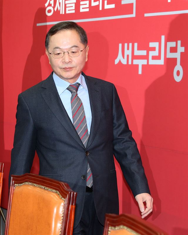 새누리당 최고위원으로 지명된 안대희 전 대법관이 25일 서울 여의도 국회에서 열린 당 최고위원회의에 첫 참석해 자리로 이동하고 있다. 뉴스1