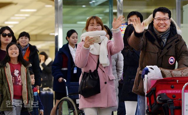 제주공항 운항 중단이 해제된 가운데 25일 오후 제주에서 김포공항을 오는 항공기에 탑승한 승객들이 게이트를 통과하며 손을 흔들고 있다. 서재훈기자 /제주공항 운항 중단이 해제된 가운데 25일 오후 제주에서 김포공항을 오는 항공기에 탑승한 승객들이 김포공항에 도착해 게이트를 통과하고 있다. 서재훈기자