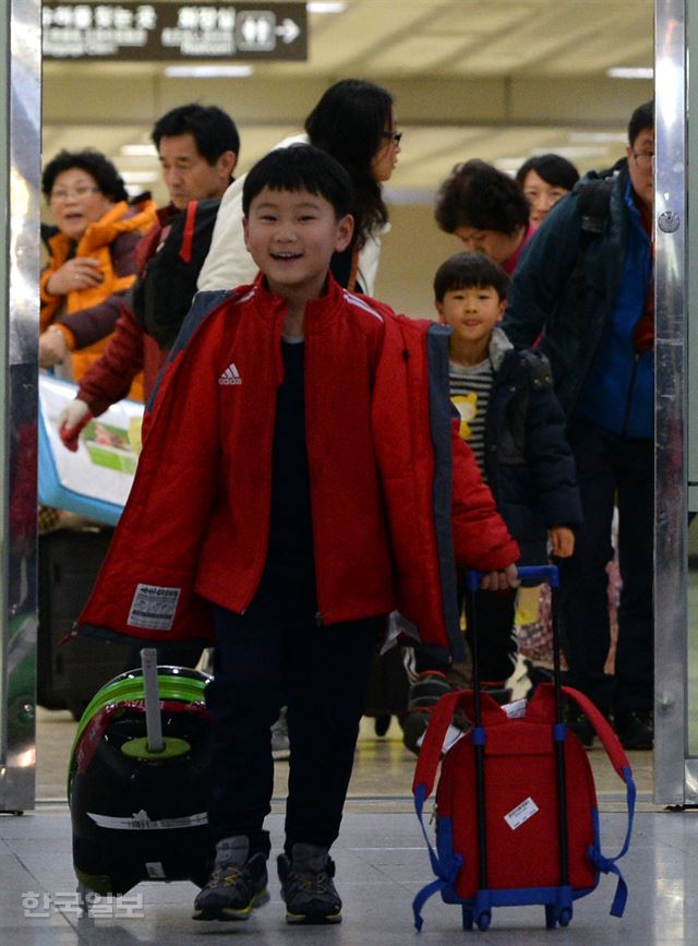 제주공항 운항 중단이 해제된 가운데 25일 오후 제주에서 김포공항을 오는 항공기에 탑승한 승객들이 김포공항에 도착해 게이트를 통과하고 있다. 서재훈기자