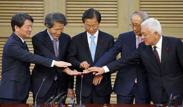 국민의당 창당을 추진하고 있는 안철수(왼쪽부터) 의원, 한상진 창당준비위원장, 천정배 국민회의 의원, 윤여준 창당준비위원장, 김한길 의원 등이 25일 오전 국회 의원회관에서 합당 기자회견을 마친 뒤 손을 맞잡고 있다. 연합뉴스