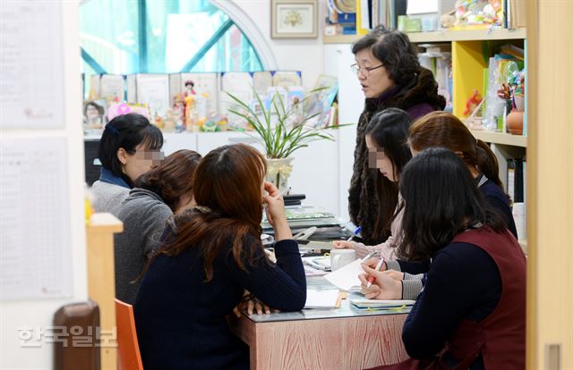 누리과정 예산 파행 사태로 일부 유치원에서 교사 월급 지급이 중단된 25일 서울 동작구 한 유치원에서 교사들이 회의를 하고 있다. 홍인기기자 hongik@hankookilbo.com