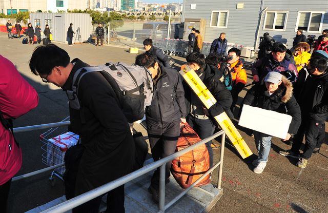 포항∼울릉 간을 오가는 대저해운의 썬라이즈호(590톤급·정원 442명)가 운행 중단 9일 만인 26일 오전 9시 50분 포항 여객선터미널에서 승객 400여명을 태우고 울릉도로 떠났다. 연합뉴스