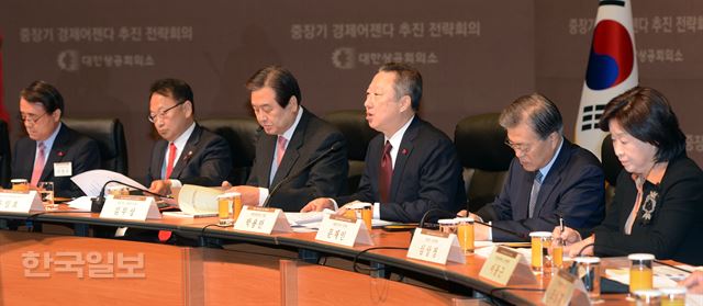 26일 오전 서울 남대문 대한상공회의소에서 열린 '중장기 어젠다 추진 전략회의' 에서 박용만 대한상의회장의 개회사를 하고 있다. 이 행사에는 김무성 새누리당 대표, 문재인 더불어민주당 대표, 유일호 경제부총리 겸 기획재정부 장관 등 정재계 대표 등이 참석 했다. 신상순 선임기자 ssshin@hankookilbo.com