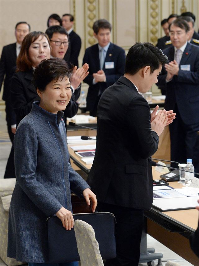 박근혜 대통령이 26일 청와대 영빈관에서 '국가 혁신'을 주제로 법무부, 국민안전처, 행자부 등의 새해 업무보고를 받기 위해 자리로 이동하고 있다. 홍인기기자 hongik@hankookilbo.com