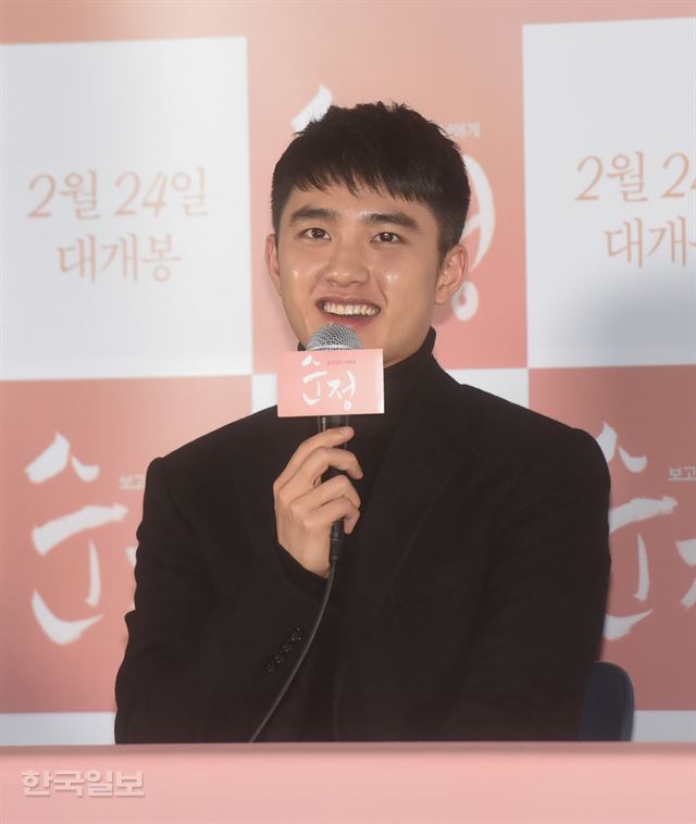 배우 도경수가 25일 오후 왕십리 CGV에서 열린 영화 '순정' 시사회 뒤 기자간담회에서 기자들의 질문에 답하고 있다.