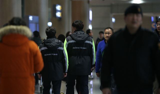 26일 인천국제공항에서 보안요원들이 입국장을 순찰하고 있다. 연합뉴스