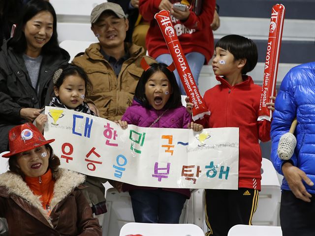 26일 오후(현지시간) 카타르 도하 알 사드 스포츠클럽에서 열린 2016 아시아축구연맹(AFC) U-23 챔피언십 4강 카타르 대 대한민국 경기. 교민들이 응원을 하고 있다. 도하=연합뉴스