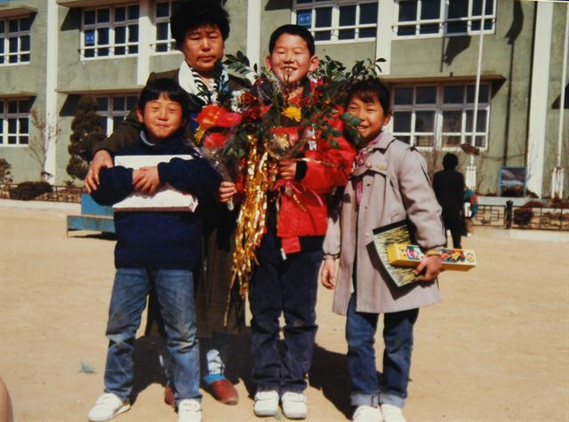 신병철 대표의 초등학교 졸업사진. 온 가족이 함께 포즈. 이 때, 이미 아버지는 세상을 떠난 뒤였다.