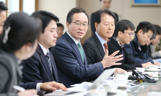 27일 전북도청 접견실에서 송하진(왼쪽에서 세번째)도지사가 국토부의 새만금 국제공항 신설을 위한 제5차 공항개발 중장기 종합계획 반영과 관련해 기자간담회를 갖고 있다. 전북도청 제공 /2016-01-27(한국일보)