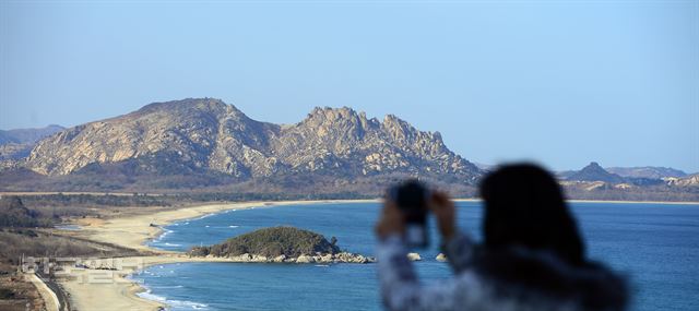 고성 통일전망대에서 본 북한 금강산 끝자락 구선봉. 바로 앞 작은 섬 송도는 남한 땅이다.