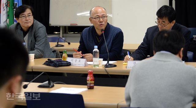 한국노총이 27일 오전 서울 여의도 노총회관에서 개최한 '징계 및 해고 기준과 절차에 관한 외국의 법제도' 발표회에서 이상호(가운데) 한국비정규노동센터 정책연구위원이 발표를 하고 있다. 서재훈기자 spring@hankookilbo.com