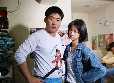 tvN '응답하라 1988' 속 덕선을 연기한 혜리(오른쪽). tvN 제공