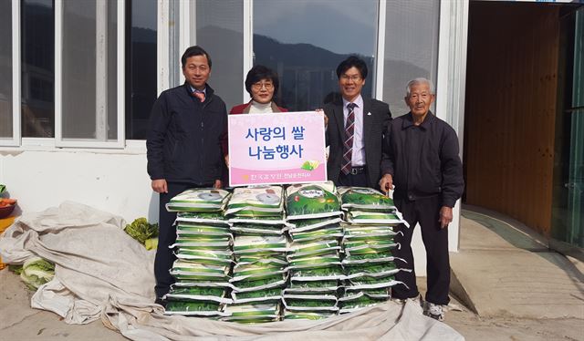 한국감정원 전남순천지사는 지난 27일 설 명절을 맞아 순천·광양·여수지역 사회복지단체 8곳을 방문해 쌀 375포(1포 10kg)를 전달했다. 한국감정원 제공/2016-01-28(한국일보)