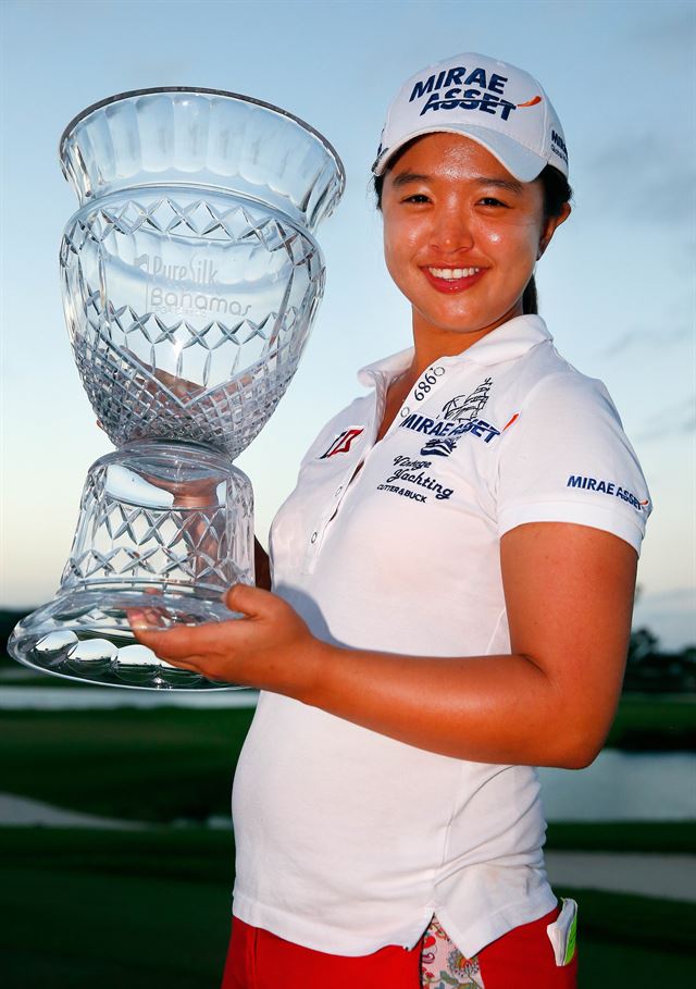 지난해 신인왕 김세영(23ㆍ미래에셋)이 28일(현지시간) 열리는 올해 LPGA 개막전 퓨어 실크 바하마 LPGA 클래식에서 대회 2연패에 도전한다. 김세영이 지난해 우승 트로피를 들고 기념촬영을 하고 있다. 바하마=AFP연합뉴스