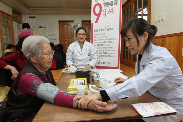 예천군보건소가 경노당을 찾아가 건강검진을 해주는 건강사랑방 사업을 연중 실시하고 있다. 사진 예천군 제공