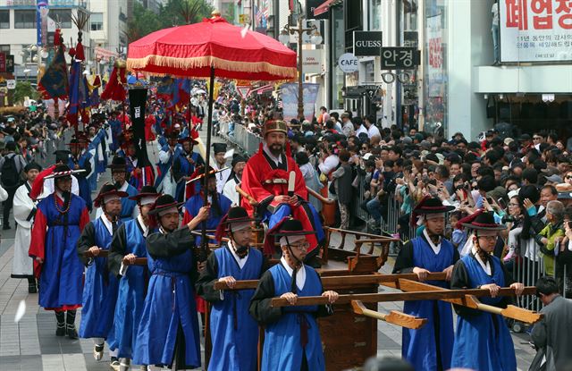 지난해 5월 부산 중구에서 열린 ‘조선통신사 축제’의 퍼레이드 모습. 연합뉴스 제공