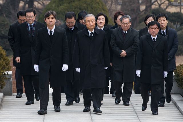 김종인(가운데) 더불어민주당 비상대책위원장 겸 선거대책위원장이 새 지도부들과 28일 동작구 국립서울현충원을 방문해 박정희 전 대통령의 묘역을 참배하고 있다. 연합뉴스