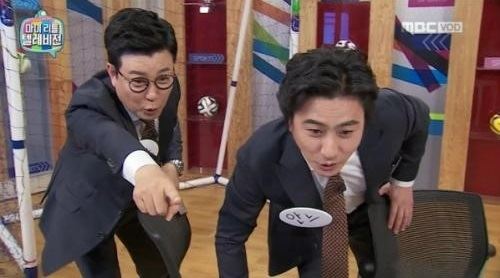 안정환(오른쪽)이 MBC 예능프로그램 ‘마이 리틀 텔레비전’에서 채팅방을 향해 쉴새 없이 수다를 쏟아내고 있다. 방송화면 캡처