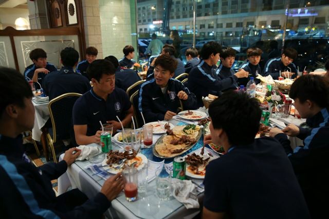 올림픽 축구 대표팀 선수단이 28일 카타르 도하의 양갈비 식당인 알카이마에서 사기진작을 위해 양갈비를 먹고 있다. 대한축구협회 제공