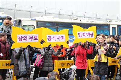 일본군 '위안부' 피해자 문제에 관심을 갖고 독일에서 한국에 교환학생으로 온 엘리자베스 바글러(오른쪽)씨가 27일 서울 종로구 주한 일본대사관 앞에서 열린 수요시위에서 발언하고 있다. 한국여성단체연합 제공