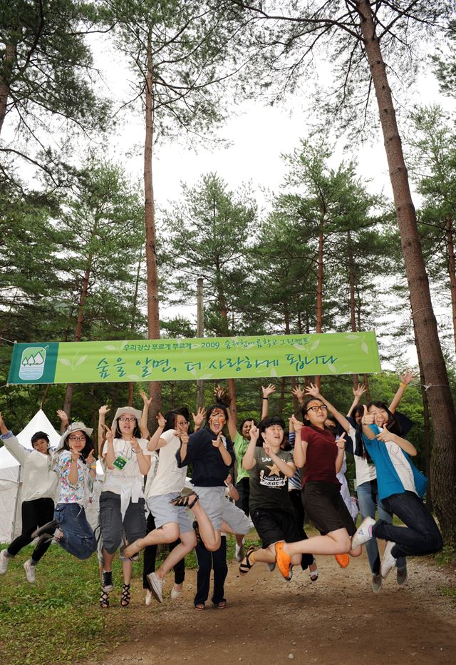 '숲 체험 학교'에 참가한 여고생들이 숲을 주제로 한 UCC를 찍고 있다. 한국일보 자료사진