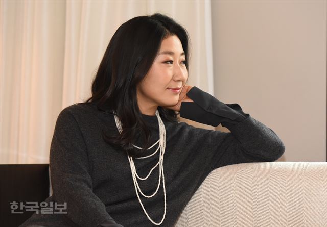 배우 라미란이 29일 오후 플라자 호텔에서 '응답하라 1988' 종영 기자간담회 뒤 사진기자들을 위해 포즈를 취하고 있다.