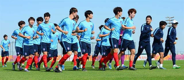 올림픽 축구대표팀 선수들이 28일 카타르 도하 카타르축구협회 훈련장에서 팀 훈련을 하고 있다. 4강전에서 카타르를 격파하며 리우 올림픽 본선 티켓을 따낸 선수들은 30일 일본과 결승전을 치른다. 도하=뉴스1